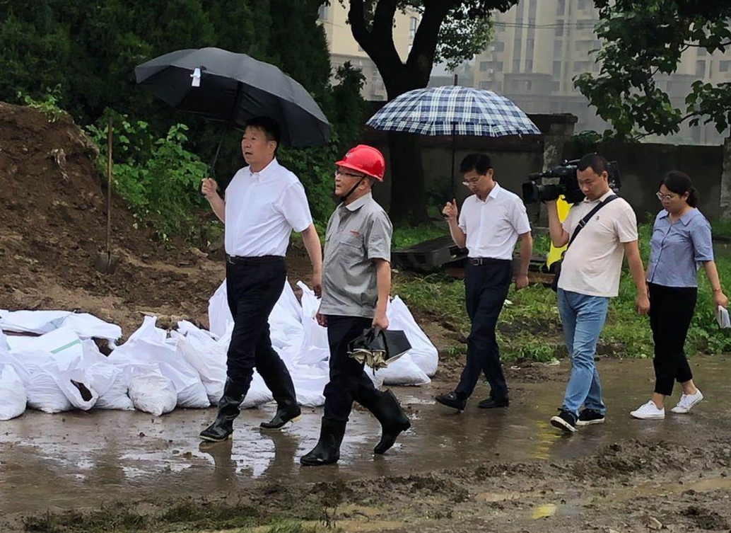 ?jng)长王诚冒雨查看现场_副本.jpg